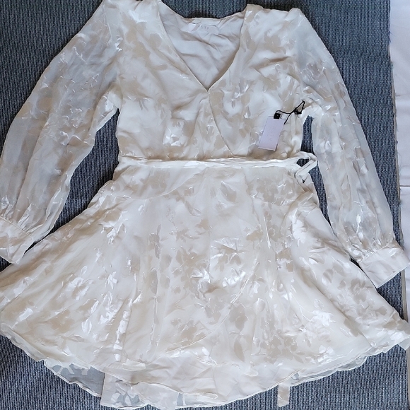 ASTR The Label Aja Burnout Wrap Front Mini Floral Dress NWT  Size L - Picture 5 of 15